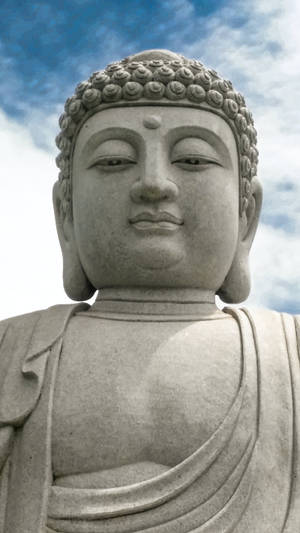 寧靜石佛像，捲髮，在藍天白雲下。