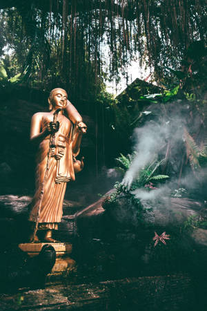 叢林寺廟中的金色佛像，岩石上霧氣升騰