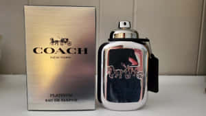 銀色Coach Platinum香水瓶和盒子，帶有馬和馬車標誌。