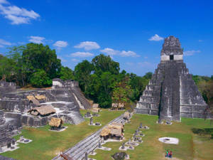 古代瑪雅遺址，石金字塔和叢林環境，在晴朗的藍天下。