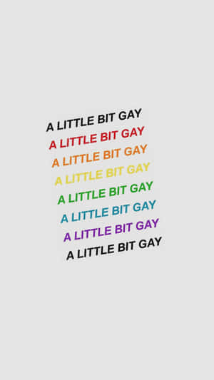 彩虹色文字在灰色背景上重複 'A LITTLE BIT GAY'。 — 驕傲 GIF 壁紙