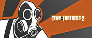 Team Fortress 2 標誌，帶有防毒面具角色，背景為橙色和灰色。 — 3440x1440 壁紙