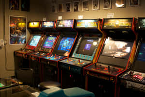 在燈光昏暗的遊戲室中顯示 Mortal Kombat 遊戲的復古街機。