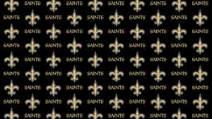 黑色牆紙，帶有重複的金色鳶尾花圖案和Saints文字。 — 聖人 GIF 壁紙