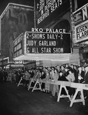 晚上在RKO Palace劇院外等待Judy Garland表演的人群。