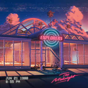 霓虹燈牌在夜晚的復古建築上方顯示Explorers，建築旁有自行車和棕櫚樹。