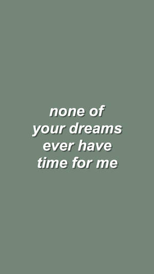 文字引用 none of your dreams ever have time for me 在綠色背景上