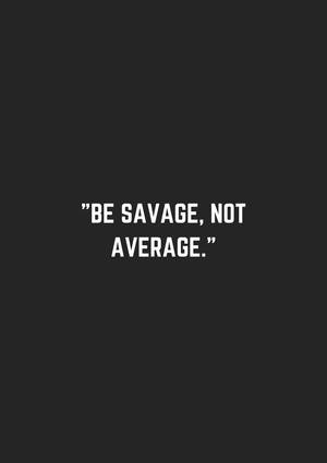 勵志語錄「be savage not average」以白色文字顯示在深灰色背景上 — Oppo Pad 5 霧面螢幕 壁紙