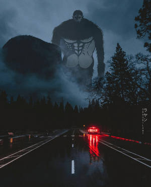 一個巨大的泰坦巨人聳立在雨中的高速公路上，前方一輛汽車的紅色燈光閃爍。