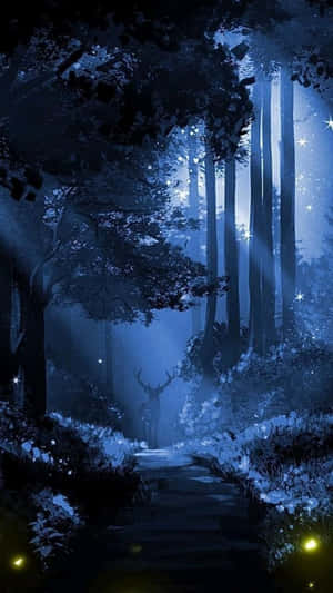 一頭發光的鹿站在星光和月光下的夜晚森林小徑上。 — 鹿 壁紙