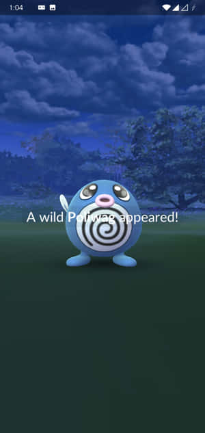 一隻名為 Poliwag 的藍色螺旋圖案寶可夢在夜晚的陰暗森林中出現。