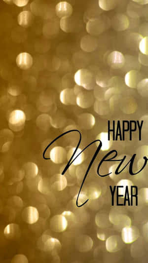 在金色閃爍背景上的黑色字體 Happy New Year 文字。