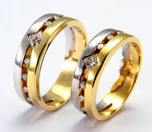 兩隻金色和銀色的結婚戒指，帶有鑽石。 — 明亮 壁紙