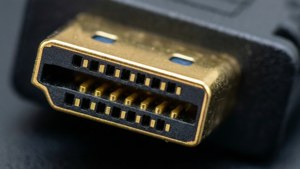 特寫一個金色HDMI連接器，帶有黑色塑料外殼。