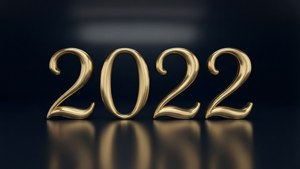 深色反光表面上的金色3D數字2022
