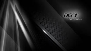 Acer Aspire系列筆記型電腦，黑色紋理表面和銀色光條。
