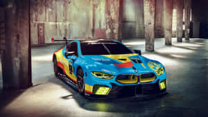 一架色彩繽紛的BMW賽車停放在陽光普照的廢棄倉庫內。
