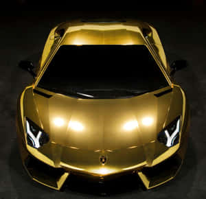 在深色工作室環境中從上方俯瞰的金色林寶堅尼跑車。
