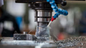 CNC 機器切割金屬，帶冷卻液和碎屑
