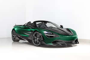 白色工作室中的綠色McLaren Speedtail敞篷跑車，帶有黑色飾邊。