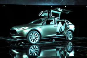 銀色 Tesla Model X，在藍色燈光下的反射舞台上打開車門。