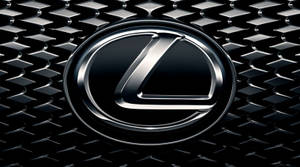 黑色紋理汽車格柵上的鍍鉻 Lexus 標誌