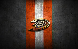 阿納海姆鴨隊（Anaheim Ducks）冰球隊標誌在帶有紋理的橙色、銀色和黑色條紋上。