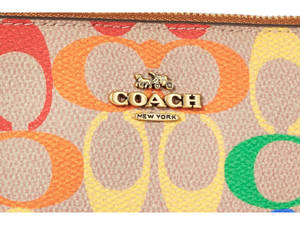 Coach 錢包，在紋理米色皮革上帶有彩色C標誌圖案。