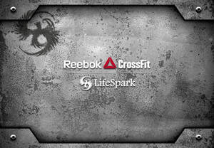 Reebok CrossFit 和 LifeSpark 標誌在風化金屬背景上。