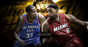 兩位NBA球員身穿球衣，身後有獎盃對峙。