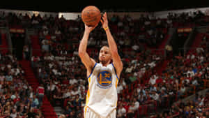 史提芬居里在NBA比賽中，在歡呼的人群面前投籃。 — 科比· Bryant 壁紙
