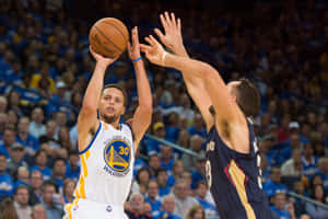 籃球運動員在比賽中投籃，背景有觀眾。 — 科比· Bryant 壁紙