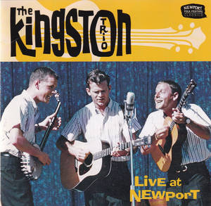 三位男士在紐波特民間音樂節現場彈奏結他及演唱。
