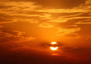 夕陽西下，天空中的橙色和紅色雲彩閃耀