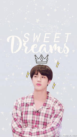 年輕男子穿著睡衣，在「Sweet Dreams」文字、星星和皇冠下。