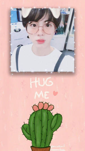 一個戴兔耳朵和眼鏡的人，在卡通仙人掌和「HUG ME」文字旁邊微笑。