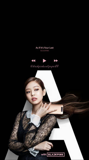 穿著蕾絲服裝的 Blackpink 成員在黑色背景前手持手機，背景上有白色字母 A。 — 火影忍者海報 壁紙