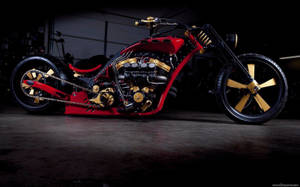 在昏暗車庫中的定制紅金色chopper摩托車。
