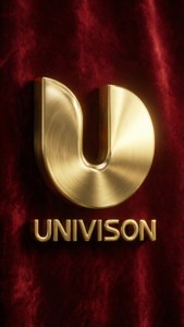 金色Univision標誌在豐富的紅色天鵝絨背景上，帶有拉絲金屬飾面。