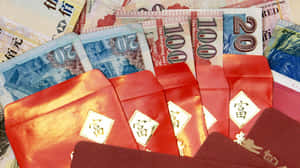 金色福字的紅色利是封在港幣鈔票上。 — 中國新年 壁紙