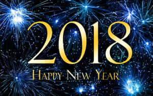 金色2018字樣與藍色煙火慶祝新年。 — 16:10 壁紙