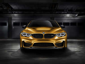 昏暗工業車庫中的金色BMW M4跑車。