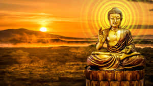金色佛像在寧靜的日落景觀中打坐，周圍有霧氣繚繞的山丘。 — 7680x4320 壁紙