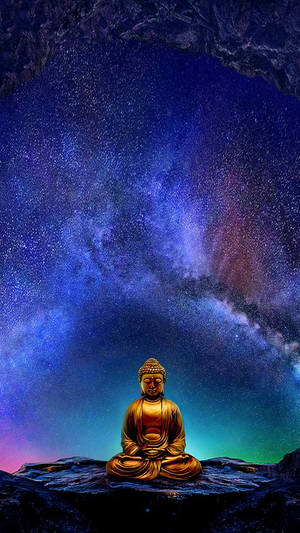 金色佛像在星空下的洞穴中冥想。