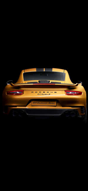 金色保時捷911 Turbo S後視圖 黑色背景 — iPhone 17 壁紙