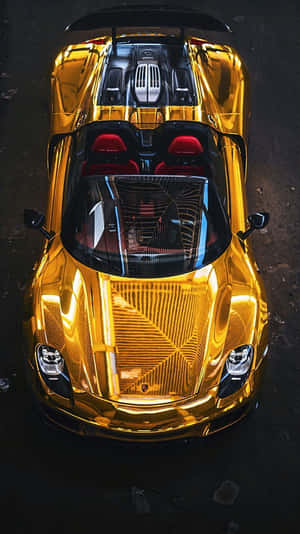 夜間從上方俯瞰金色跑車，內部為紅色。