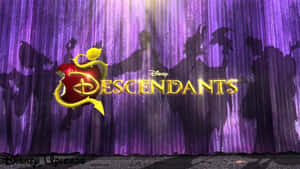 Disney Descendants 標題，帶有蘋果標誌同剪影角色，喺紫色窗簾上。 — 迪士尼世界 壁紙