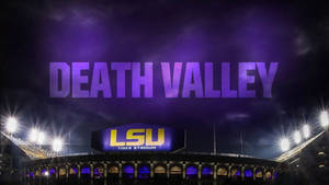 LSU老虎體育場在夜晚被照亮，上方有發光紫色的「DEATH VALLEY」文字。