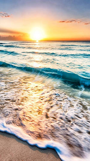 夕陽映照在海浪沖刷沙灘的景象 — 沙灘 壁紙