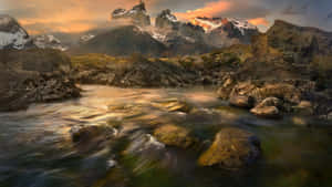 雪山和金色夕陽下的河流。 — 墨西哥 GIF 壁紙